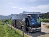 Hinter dem Bus der Old Man of Storr (kaum zu erkennen, aber sichtbar)