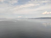 Im morgendlichen Dunst am Horizont die Black Cuillins auf Skye