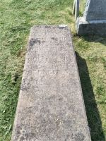 Der Text des Grabsteins bricht mitten im Wort ab: Der Sohn des Verstorbenen und somit Auftraggeber war ums Leben gekommen 