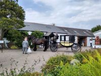 Hochzeitskutsche vor Hochzeitsschmiede
