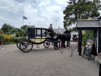 Gretna Green: Hochzeitskutsche vor Schottlandfahne