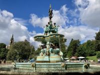 10. Reisetag – Edinburgh mit Stadtrundfahrt, Castle und Tattoo – Ross Fountain in den Princes Street Gardens