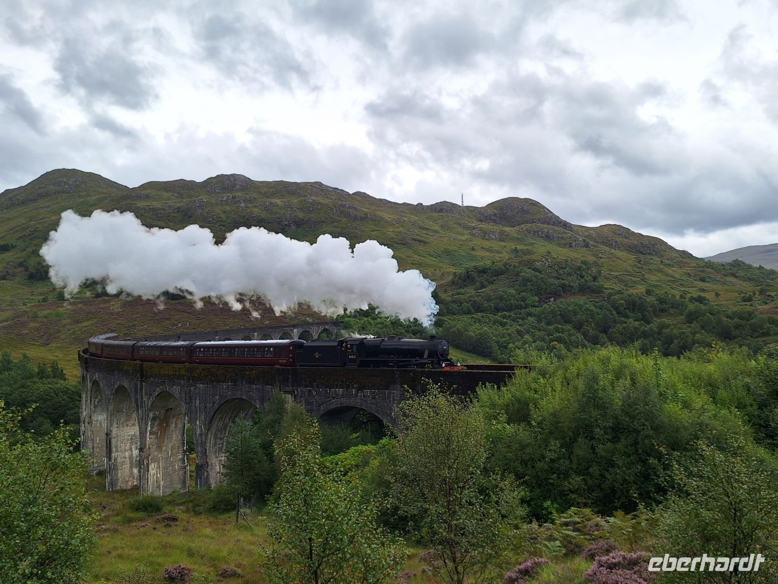 Jacobite Steam Train auf dem Glenfinnan Viaduct