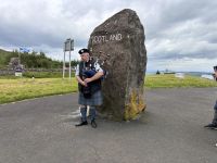 Alain, der Piper spielt für uns zum Abschied.