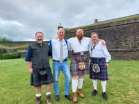 240625 Stirling Castle 07 Three Scots and a Reiseleiter ;-)