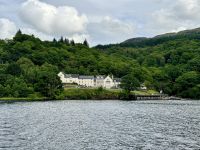 2. Reisetag – Loch Lomond & West Highland Way – Rückfahrt über den Loch Lomond nach Tarbet – Blick zum Inversnaid Hotel