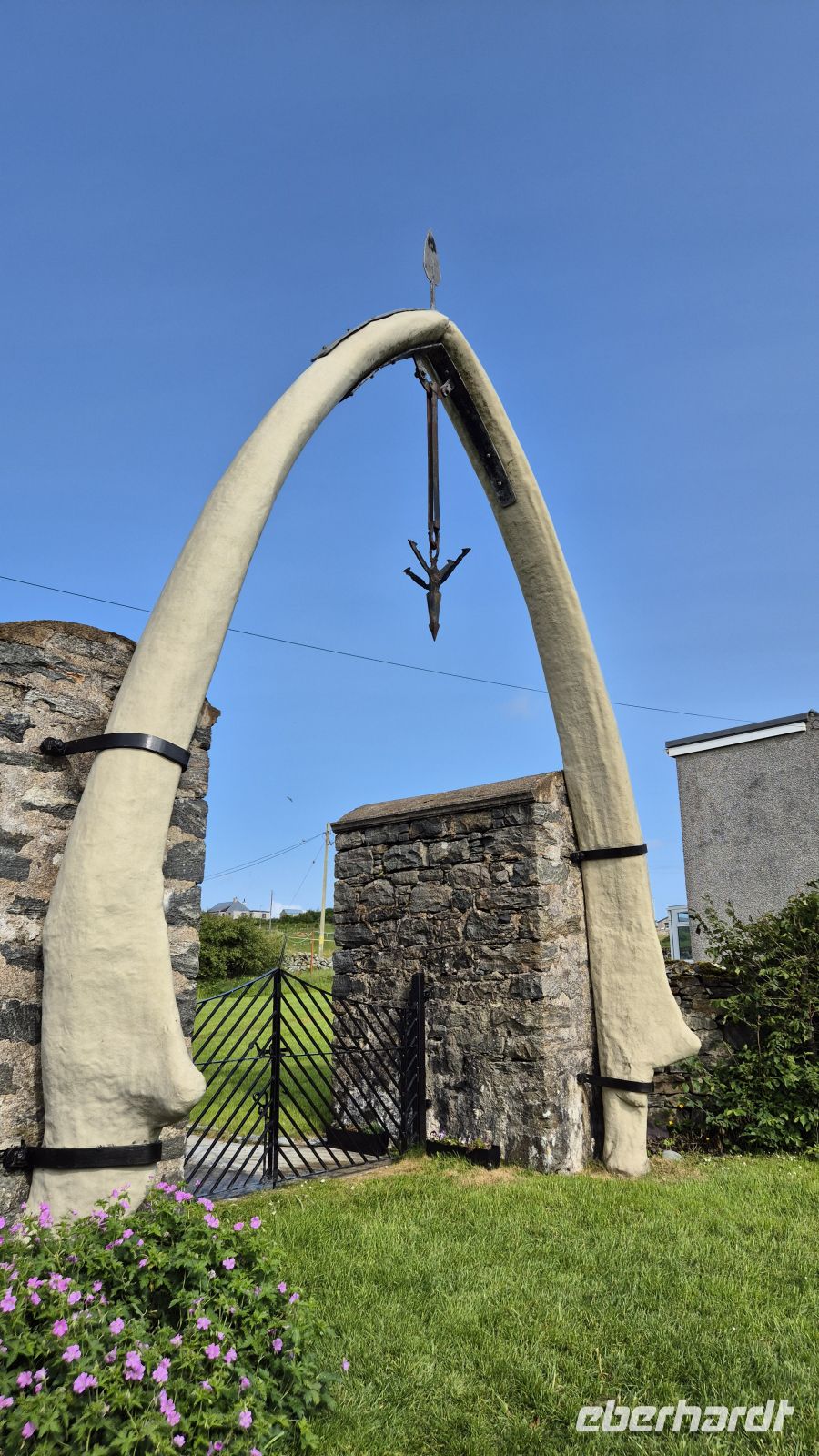 Bragar: Whalebone Arch