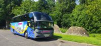 296 Borders, Jedburgh,  Reisebus vor geologischem Schaubild