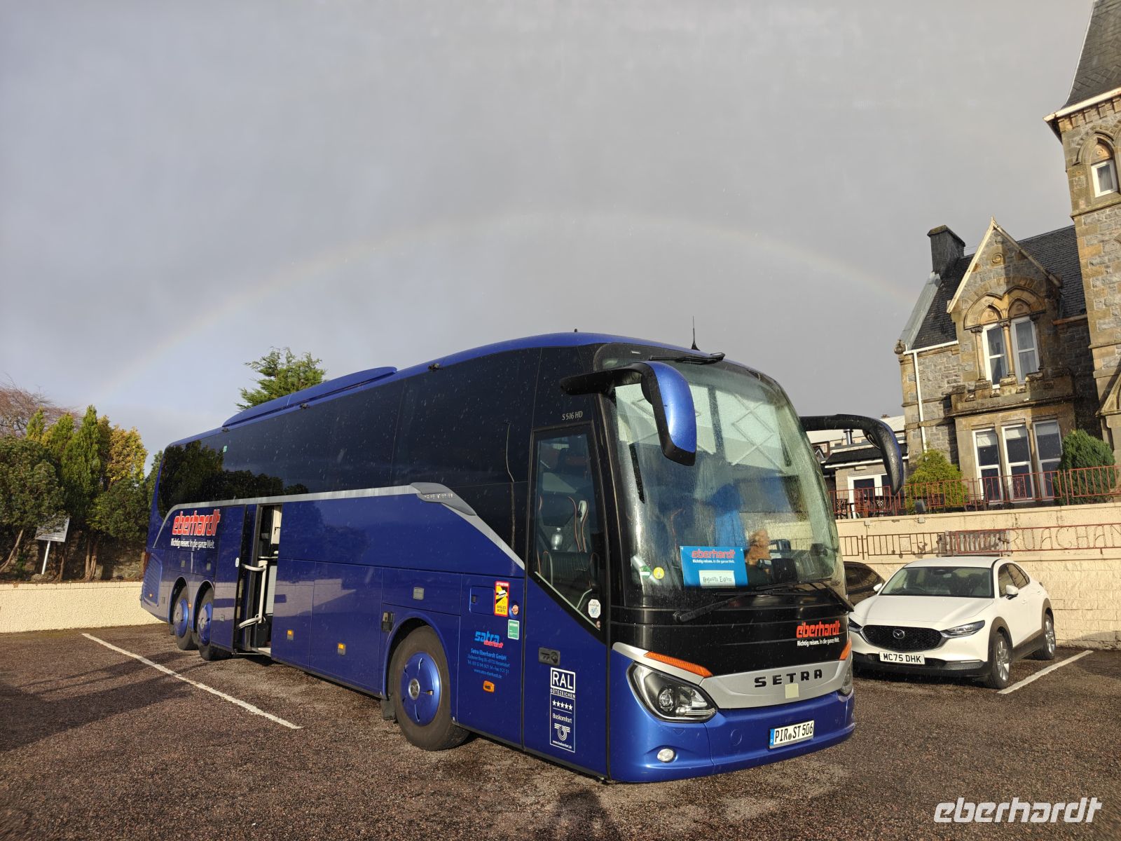 080.1 – Reisebus vor dem Cruachan Hotel in Fort William &ndash; &copy;  (Eberhardt TRAVEL)