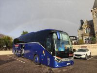 080.1 – Reisebus vor dem Cruachan Hotel in Fort William &ndash; &copy; Vivien Fiedler (Eberhardt TRAVEL)
