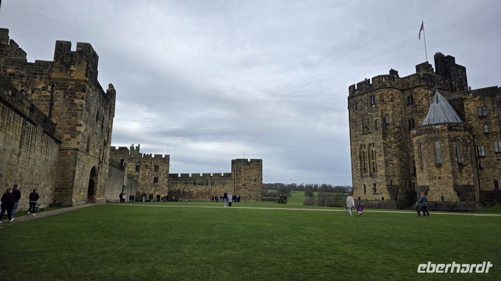 090 – Alnwick Castle &ndash; &copy;  (Eberhardt TRAVEL)