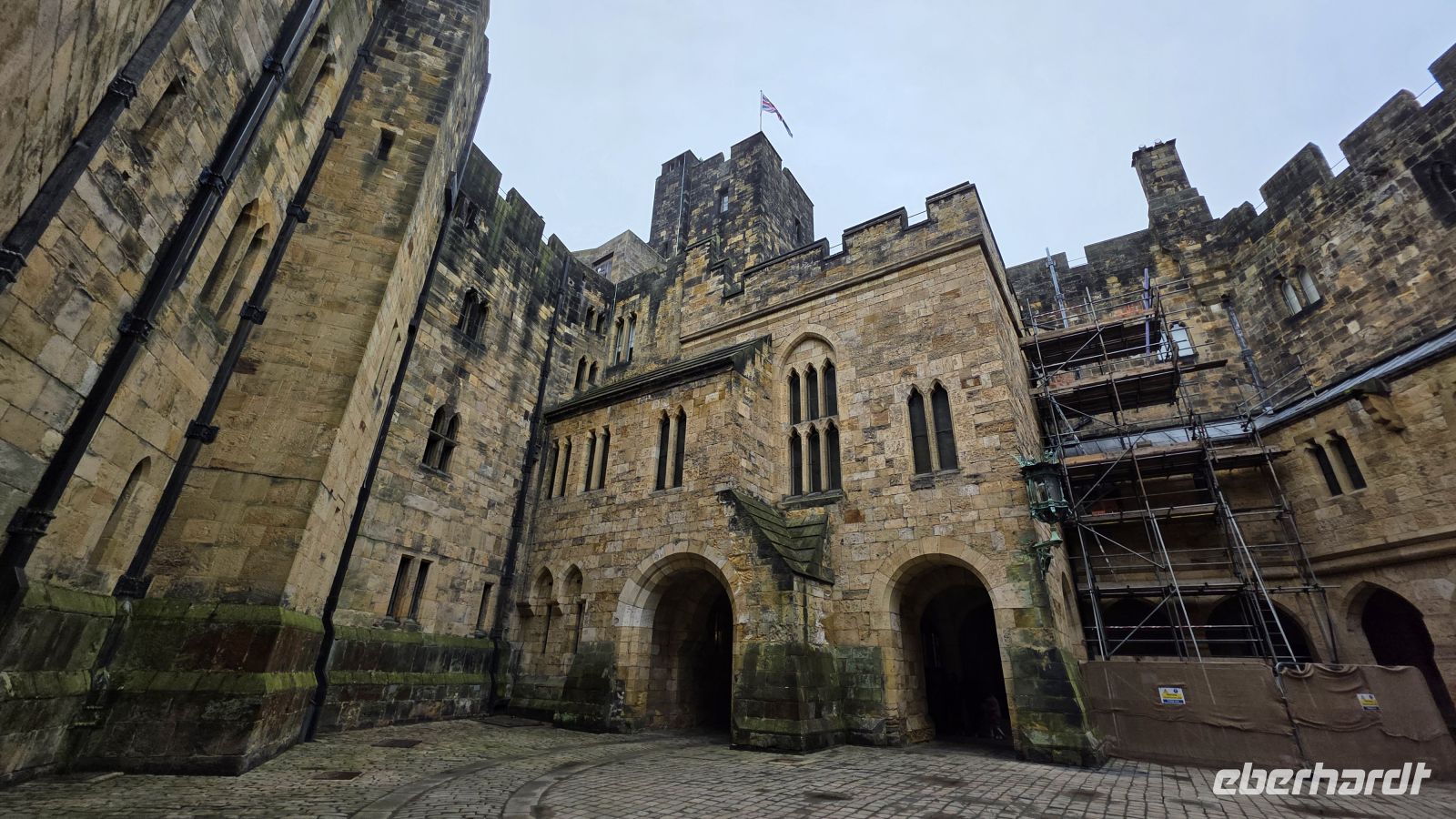 093 – Alnwick Castle &ndash; &copy;  (Eberhardt TRAVEL)