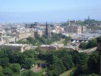 Edinburgh - Blick vom Schloss auf Scott Monument, Bahnhof und Calton Hill
