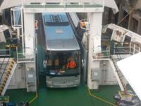 Unser Bus fährt an Bord der Skye-Fähre