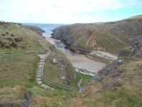 Der Abstieg zu den Höhlen von Smoo