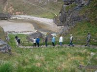 Der Abstieg zu den Höhlen von Smoo