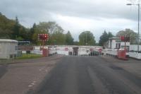 Hier wird die Straße für eine Schiffsdurchfahrt auf dem Kaledonischen Kanal gesperrt