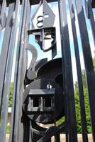 Zaunanlage nähe Kathedrale mit den wichtigen Motiven der Stadt