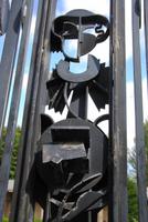 Zaunanlage nähe Kathedrale mit den wichtigen Motiven der Stadt