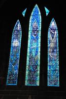 Modernes Fenster in Kathedrale von Glasgow - Spender sind mit Namen verewigt