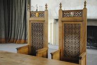 Great Hall - Stühle für den König an langer Tafel
