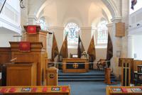 Innenraum der Garrison Chapel mit Dreifachkanzel