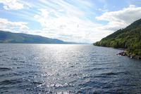 Blick auf den Loch Ness in Richtung Urquhart Castle