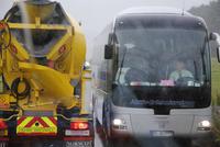 Schmale Straßen - eine Herausforderung für unseren Fahrer Peter