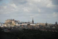 Blick vom Hausberg Edinburghs (Arthur´s Seat) auf die Burganlage und Altstadt