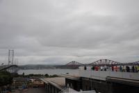 Blick auf beide Brücken - Forth Road Bridge und Forth Railway Bridge