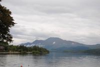 Loch Lomond am Ufer bei Luss mit Blick auf den Ben Lomond