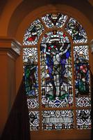 Glasfenster der Chapel Fort George mit Engel der Dudelsack spielt