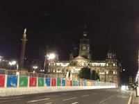 George Square mit Rathaus in Glasgow bei nächtlicher Stimmung
