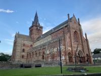 7. Reisetag – Erkundung der Orkney-Inseln – St.-Magnus-Kathedrale in Kirkwall am Abend