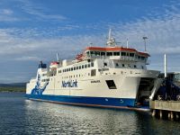 8. Reisetag – Von Kirkwall nach Inverness – Fährschiff „Hamnavoe“ im Hafen von Stromness