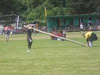 Vorbereitung zum Baumstammwerfen