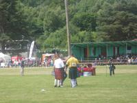 Vorbereitung zum Baumstammwerfen