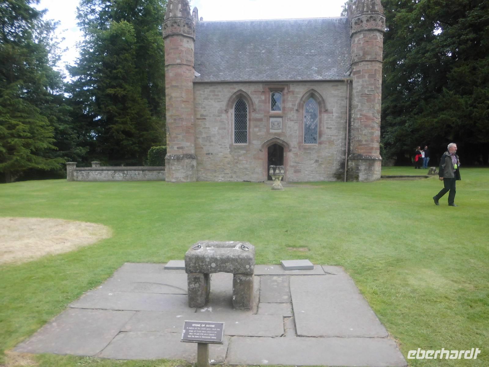 Krönungsstein auf dem Moot Hill in Scone