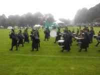 Trotz Regen: Pipe Band in Kenmore
