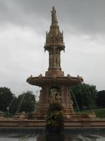 Brunnen vor People's Palace