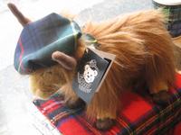 Auch die Plüschtiere kleiden sich in Schottentracht