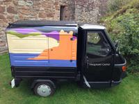 Transportmittel der Neuzeit am Urquhart Castle