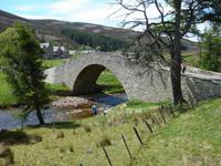Steile Brücke bei Gairnshiel Lodge