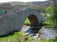 Wir erobern die steile Brücke bei Gairnshiel Lodge