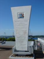 Am Gedenkstein zur Einweihung der Firth of Forth Riad Bridge