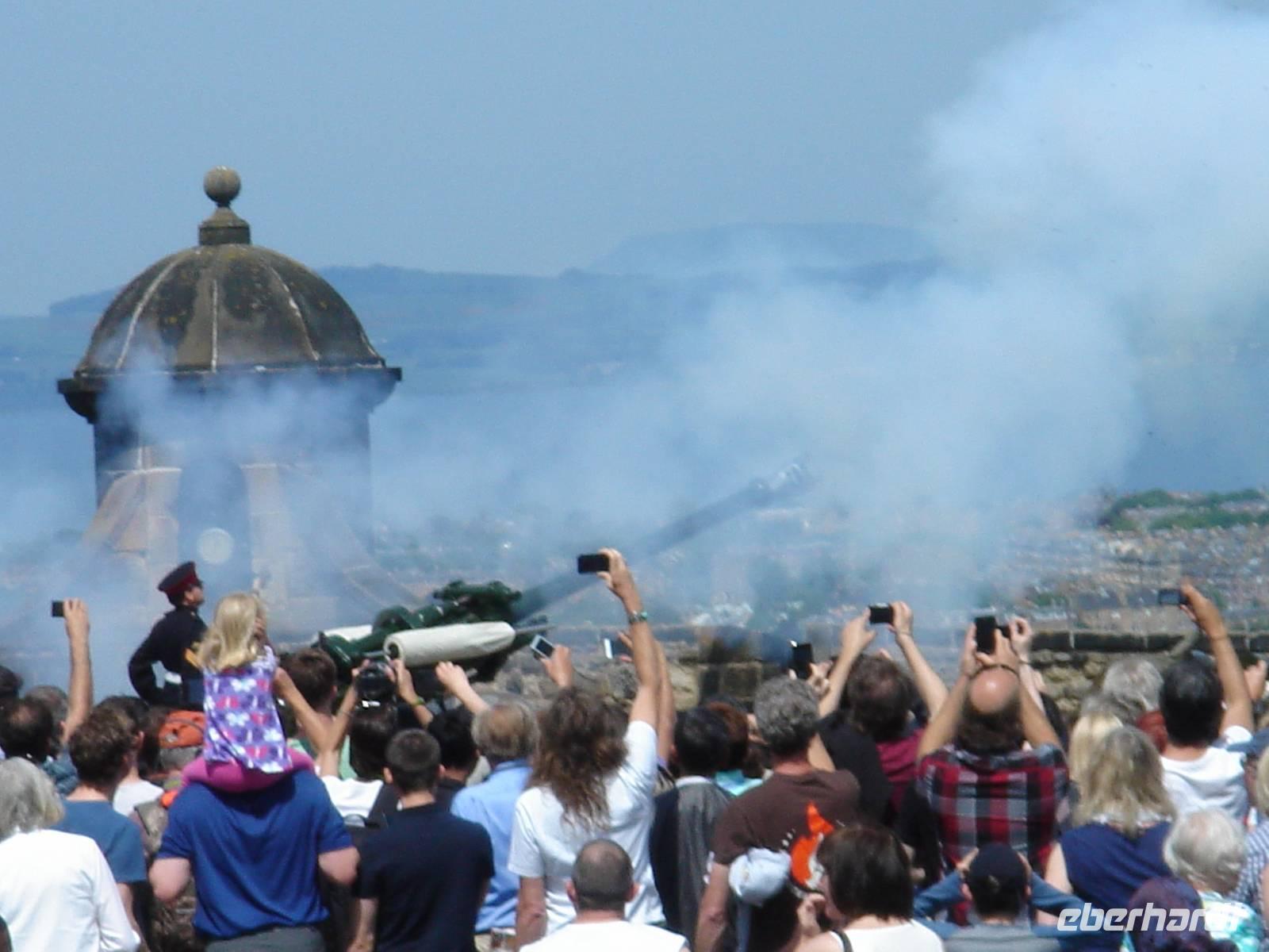 Die one-o'clock-canon tat wieder ihren Dienst auf Edinburgh Castle