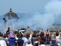 Die one-o'clock-canon tat wieder ihren Dienst auf Edinburgh Castle