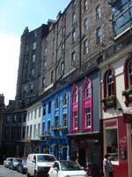 Bunte Häuser, hohe Mauern in Edinburgh