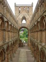 Im Kirchenschiff von Jedburgh Abbey