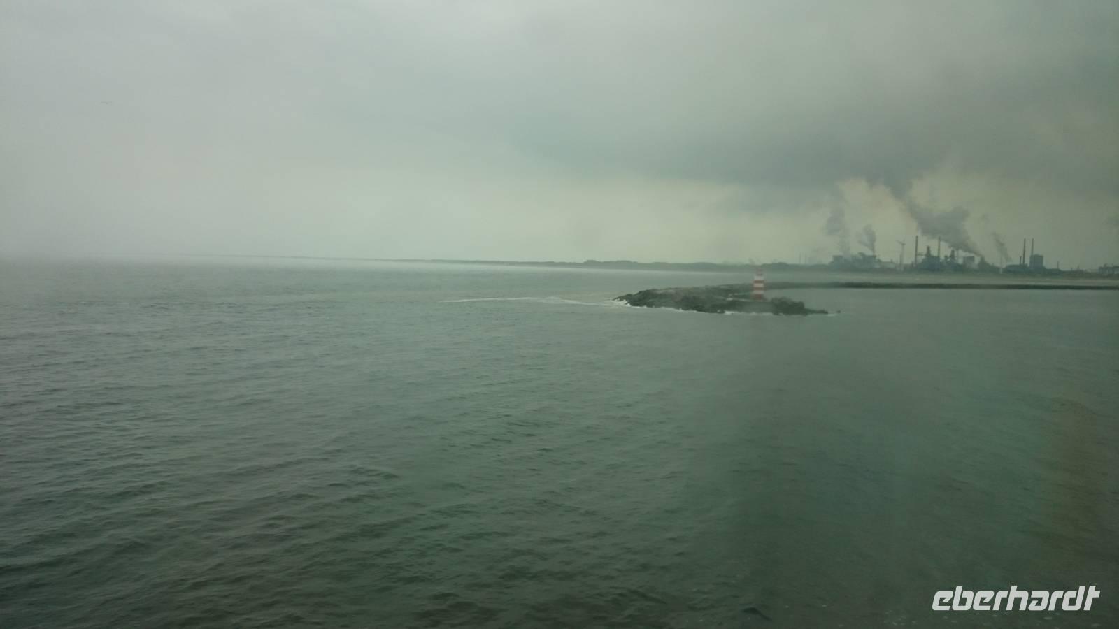 Ankunft beim Industrierauch nahe Amsterdam am Morgen